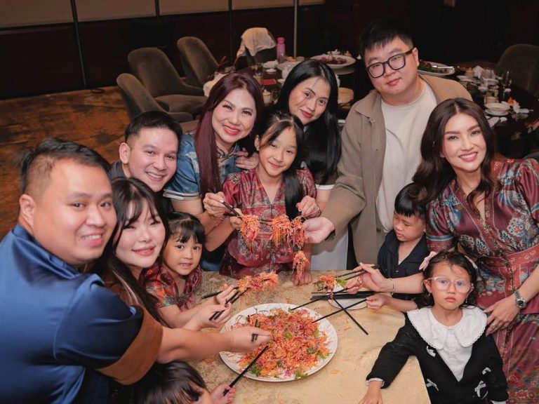 Gong Xi Fa Cai! Keluarga Artis Rayakan Imlek dan Serunya Tradisi Yee Sang