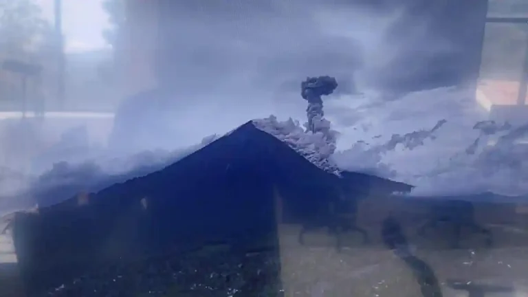 Semeru Mengamuk! Gunung Tertinggi di Jawa Erupsi 2 Kali Malam Ini, Semburkan Awan Panas 4 Kilometer