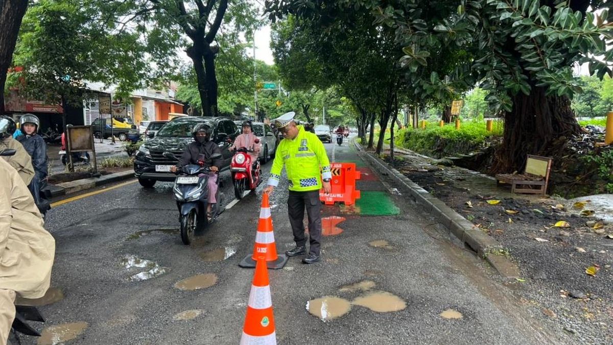 Awas Jebakan Lubang! Jalan Rusak di Ciputat Sering Makan Korban, Polisi Sigap Pasang Traffic Cone