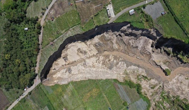 Jalur Lumpuh Total: Longsor Raksasa Menutup Akses Utama di Aceh Tengah