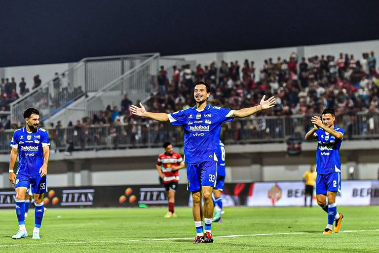 Persib Bandung Tantang Madura United dengan Persiapan Kilat: Bojan Hodak Waspadai Strategi Parkir Bus!