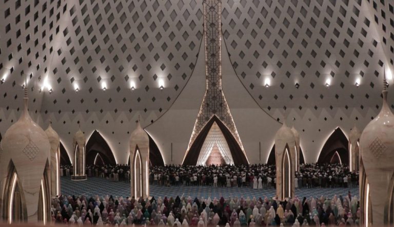 Gema Takbir Membelah Langit: Suasana Haru Tarawih Perdana Ramadan 2026 di Masjid Terbesar Kedua di RI