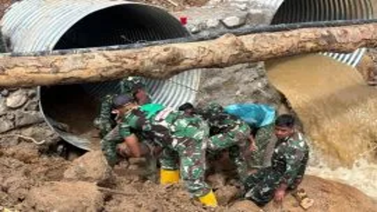 TNI AD Terjang Lumpur! Pulihkan Jembatan Putus Akibat Banjir Susulan di Tapanuli Tengah