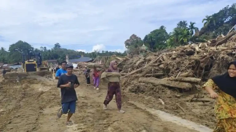 Semangat Bangkit: Warga Sahraja Manfaatkan Kayu Sisa Banjir demi Bangun Mushalla Baru