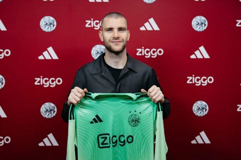 Tembok Kokoh dari Indonesia: Maarten Paes Ukir Sejarah Clean Sheet Perdana Bersama Ajax Amsterdam!