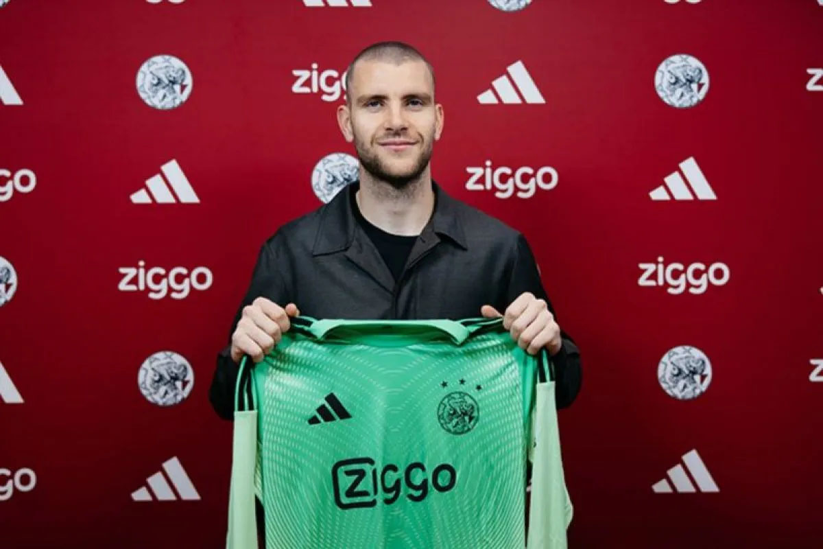 Tembok Kokoh dari Indonesia: Maarten Paes Ukir Sejarah Clean Sheet Perdana Bersama Ajax Amsterdam!