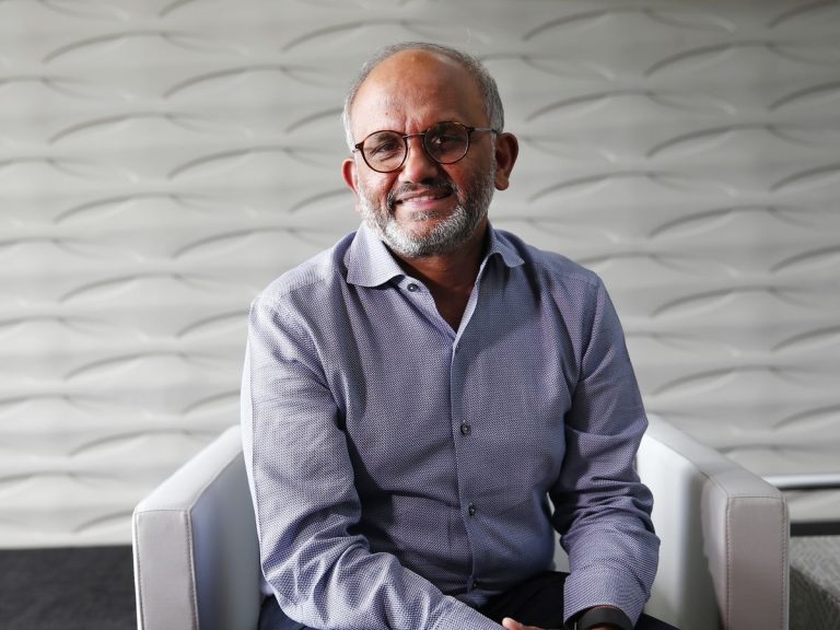 Guncangan di Silicon Valley: CEO Adobe Lepas Jabatan Saat Badai AI Generatif Menerjang!