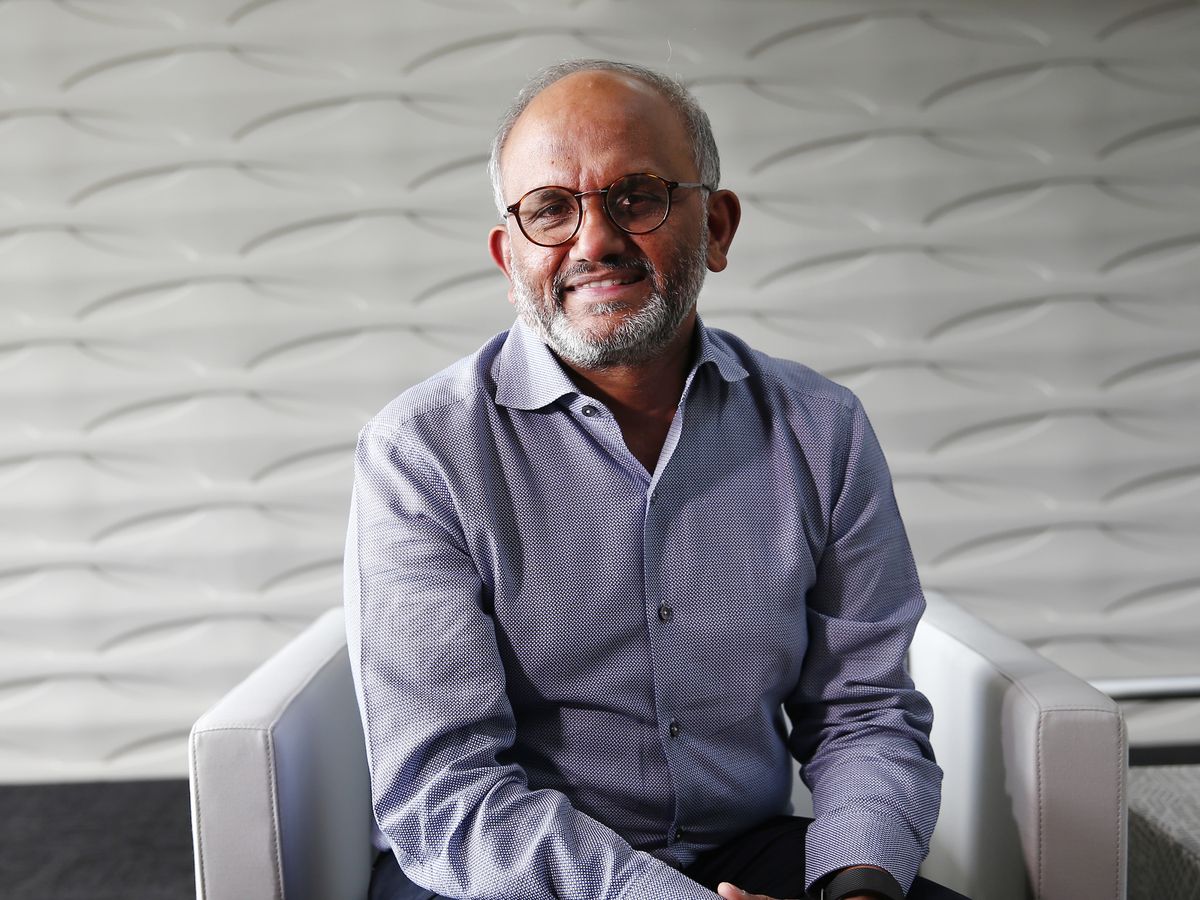 Guncangan di Silicon Valley: CEO Adobe Lepas Jabatan Saat Badai AI Generatif Menerjang!