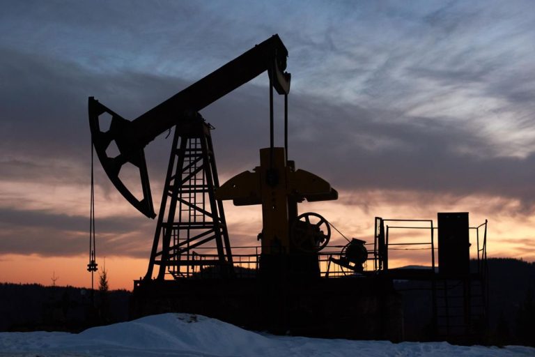 Pasar Energi Bernapas Lega: Harga Minyak Dunia Merosot Tajam Usai Sinyal Damai dari Trump!