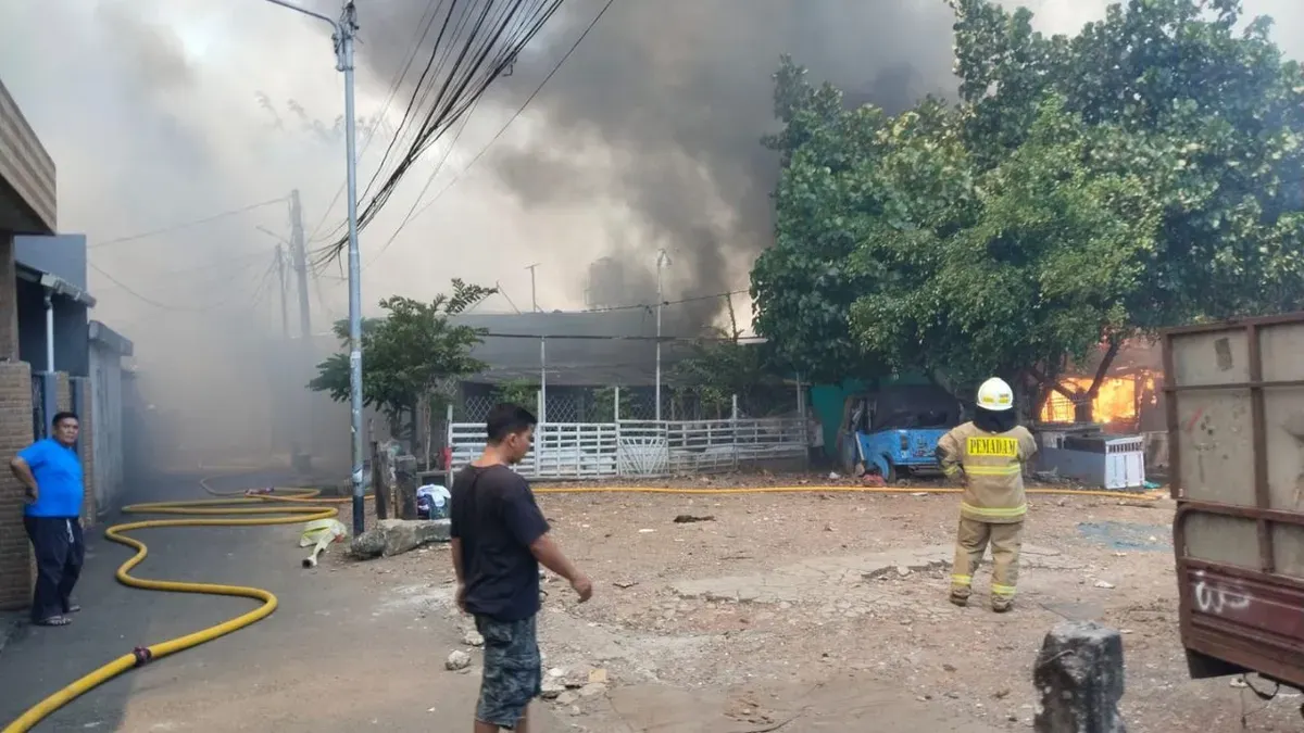 Pesanggrahan Membara: Si Jago Merah Ratakan 10 Rumah dan 2 Lapak Warga