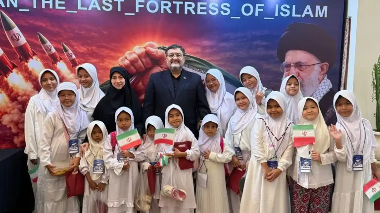 Jembatan Solidaritas: Kedubes Iran Santuni 200 Siswi Indonesia, Kenang Tragedi Memilukan 175 Siswi Syahid