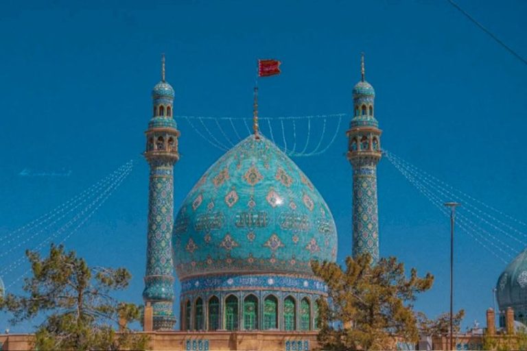 Dunia Terguncang! Kabar Khamenei Tewas Mencuat, Bendera Merah Simbol Pembalasan Berkibar di Masjid Jamkaran