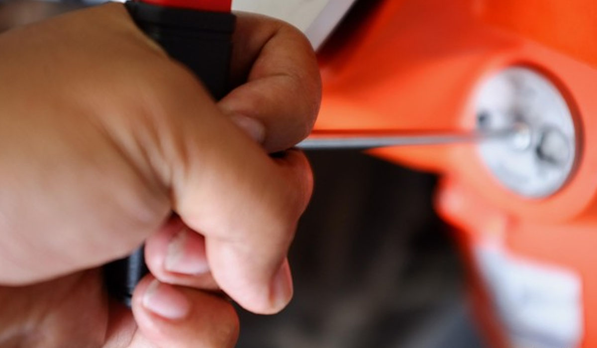 Nyali Ciut! Kepergok Warga, Dua Maling Motor Bersenjata Pistol Korek Api di Tangsel Tertangkap Basah