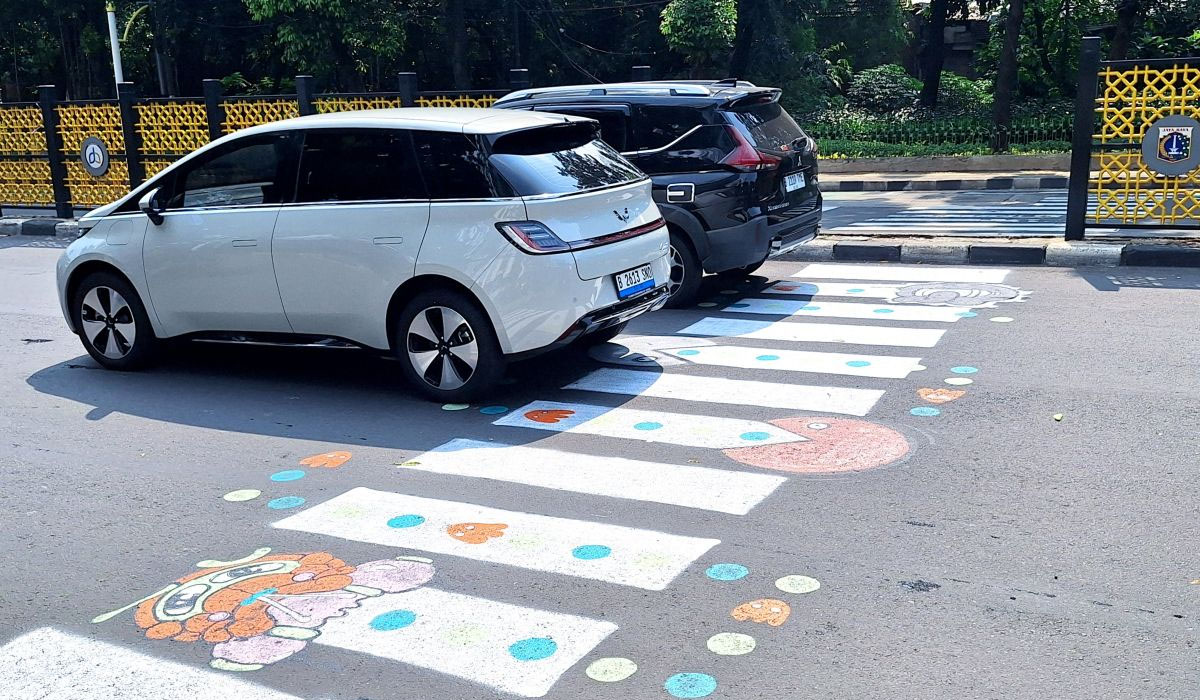 Jamin Keamanan Pejalan Kaki: Pemkot Jaksel Bertahap Cat Ulang Zebra Cross di Tebet
