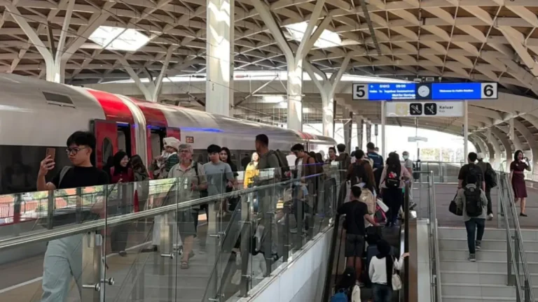 Rekor Baru! Tiket Kereta Cepat Whoosh Laris Manis Sepanjang Periode Angkutan Lebaran