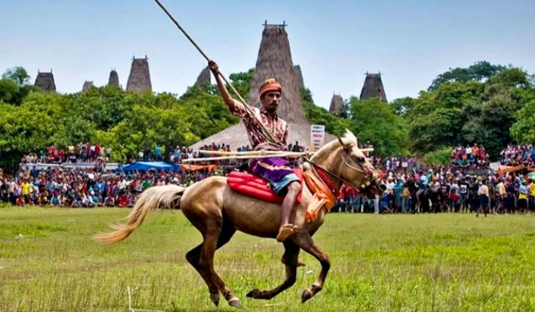 Magnet Budaya Sumba: Wagub NTT Sebut Pasola Gaura Sebagai Mesin Penggerak Ekonomi Lokal