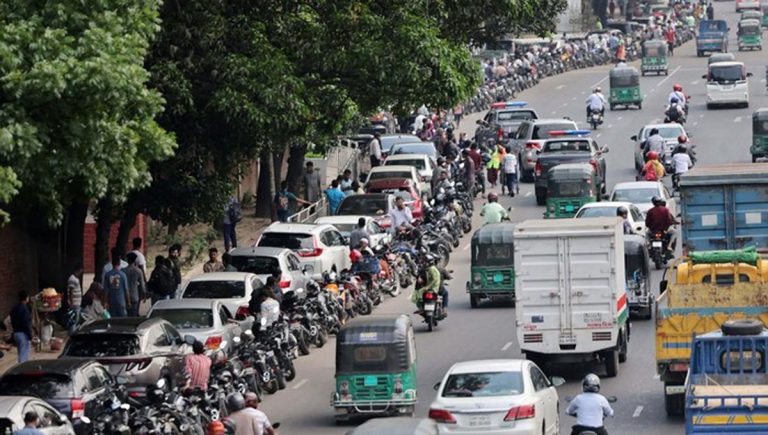 Antrean Menggila, BBM Jadi Barang Langka: Jeritan Warga di Tengah Krisis Energi