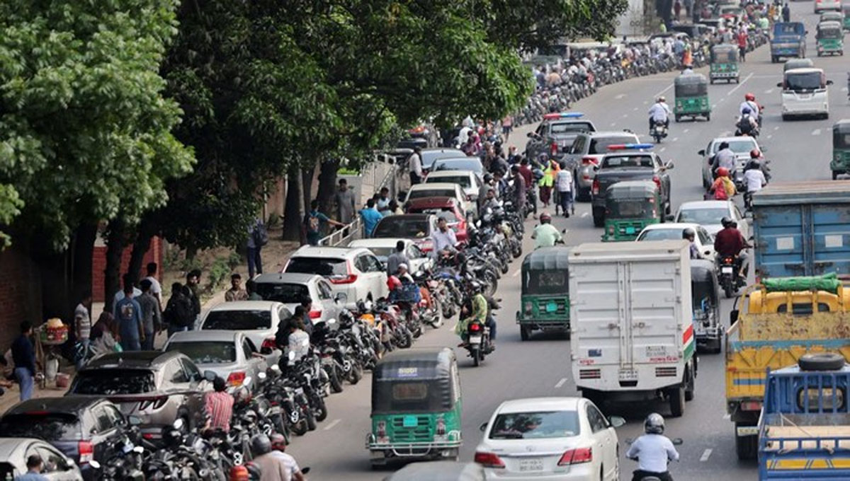 Antrean Menggila, BBM Jadi Barang Langka: Jeritan Warga di Tengah Krisis Energi